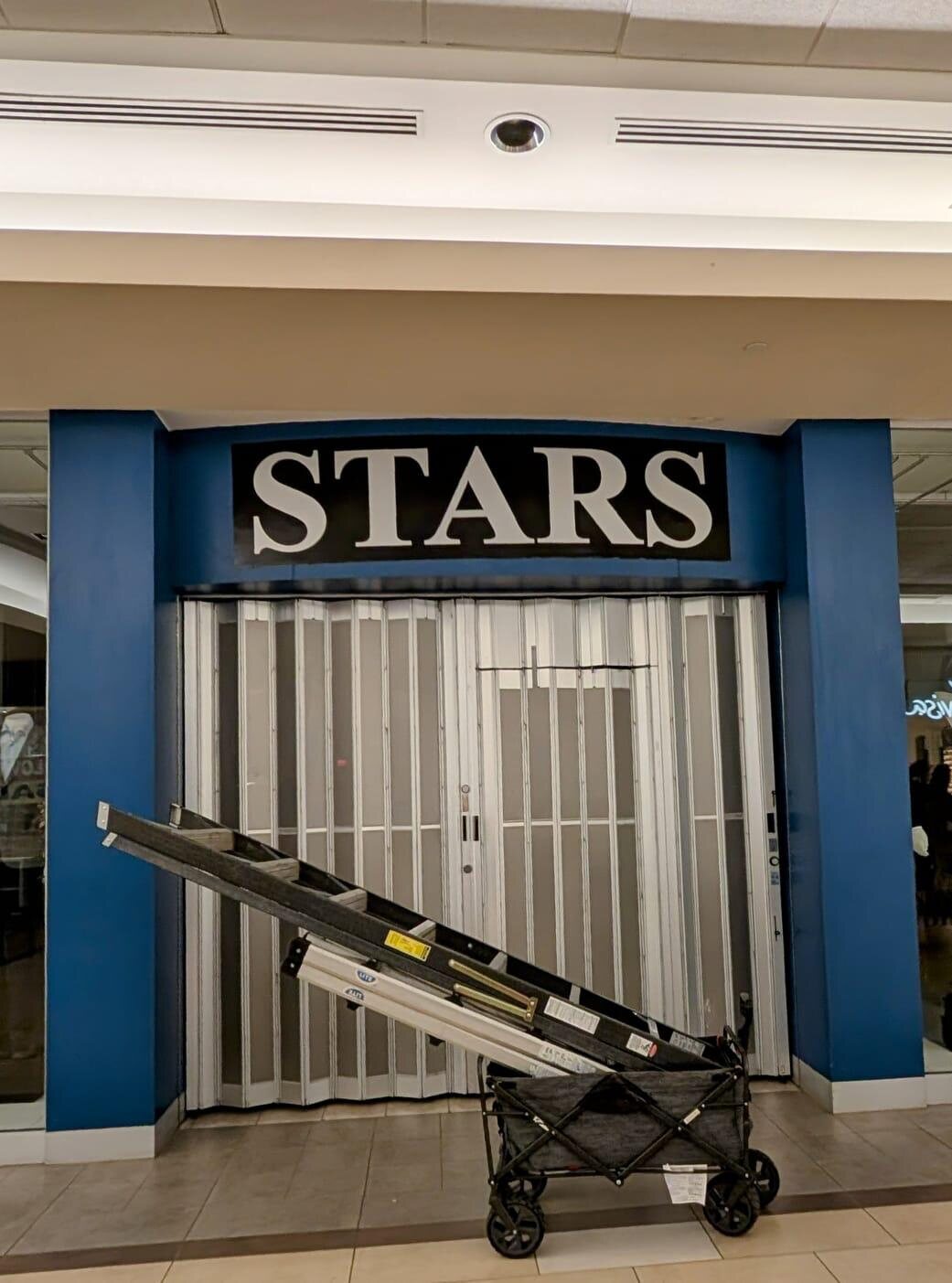 Stars menswear dimensional storefront sign at a shopping centre